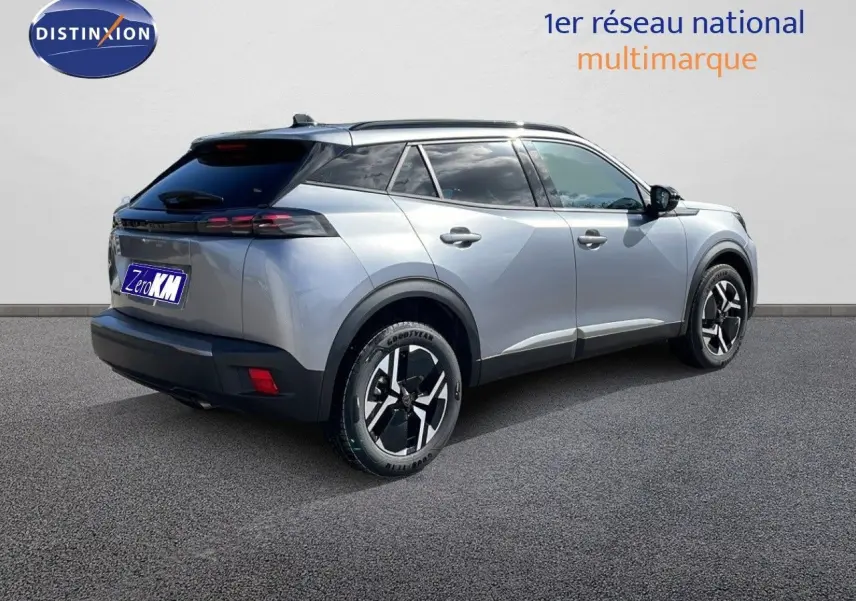 Peugeot 2008 gris Artense métal vue 3/4 arrière droit, avec toit noir et jantes alliage bicolores.