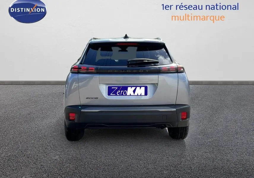 Vue arrière du Peugeot 2008 gris Artense métal avec feux LED et plaque d'immatriculation Zéro KM visible.