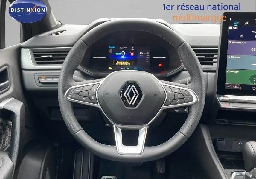 Vue centrée sur le volant du Renault Captur E-Tech hybride 2025, avec tableau de bord numérique et écran tactile visible.
