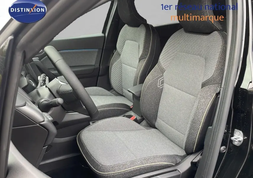 Intérieur du Renault Captur E-Tech hybride 2025, vue côté conducteur sur sièges tissu gris et noir dans porte ouverte noire.