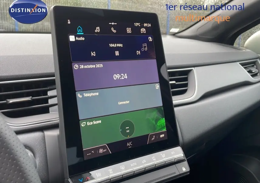 Écran tactile central vertical du tableau de bord du Renault Captur E-Tech Hybrid 2025, ambiance intérieure moderne.