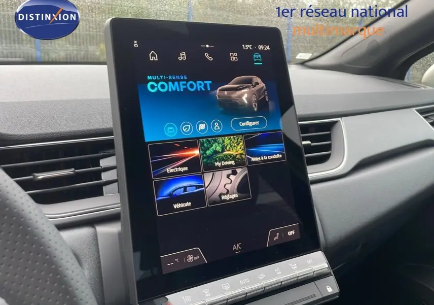 Écran tactile central du tableau de bord du Renault Captur E-Tech hybride 2025, ambiance moderne et épurée.