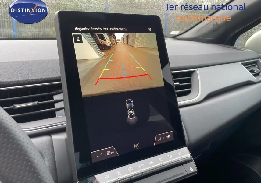 Vue rapprochée de l'écran central tactile affichant la caméra de recul dans l'habitacle du Renault Captur noir étoile métal.