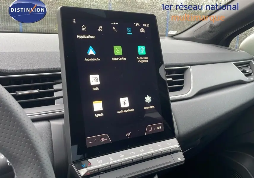 Vue intérieure du tableau de bord du Renault Captur E-Tech hybride 2025, avec écran tactile central vertical allumé.