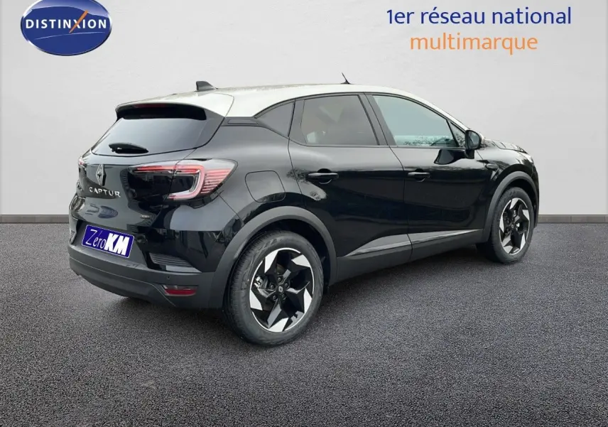 Vue 3/4 arrière droite du Renault Captur E-Tech hybride noir étoile avec toit beige et jantes bicolores.