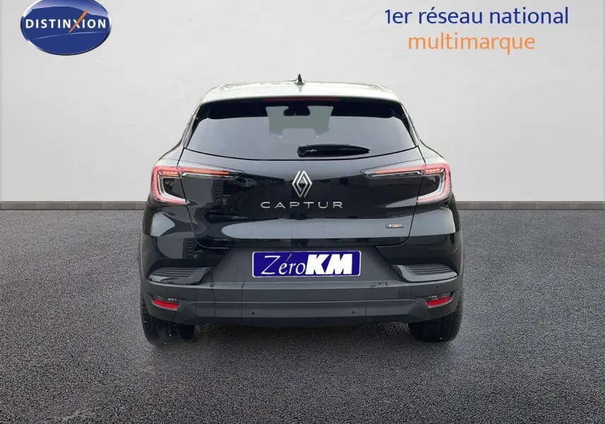 Vue arrière d'un Renault Captur noir étoile métal avec toit beige, version hybride E-Tech 2025, sur fond neutre.