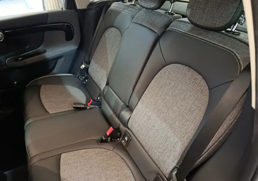 Vue intérieure côté droit des sièges arrière gris et noir du MINI COUNTRYMAN Cooper SE 2021 avec appuie-têtes et ceintures de sécurité.