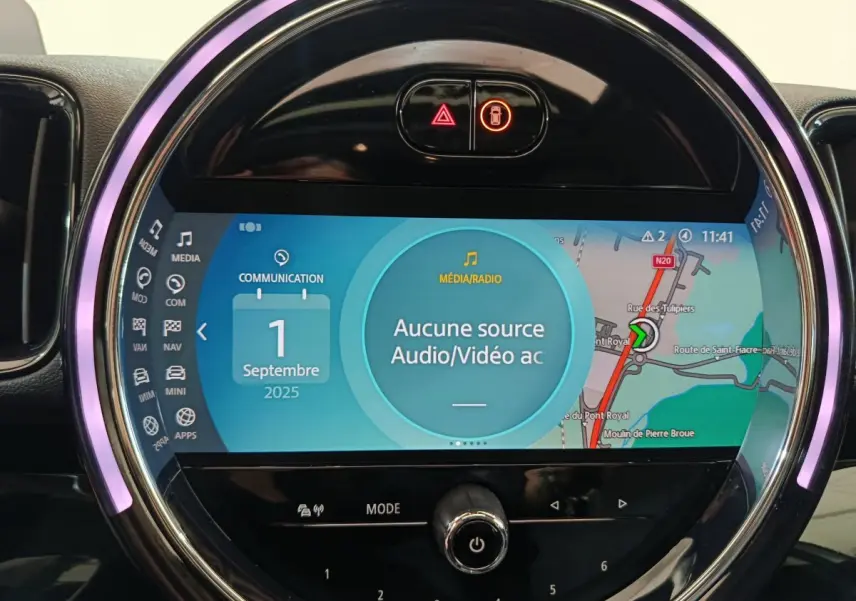 Écran tactile circulaire du tableau de bord MINI Countryman blanc, affichant navigation et médias en intérieur.