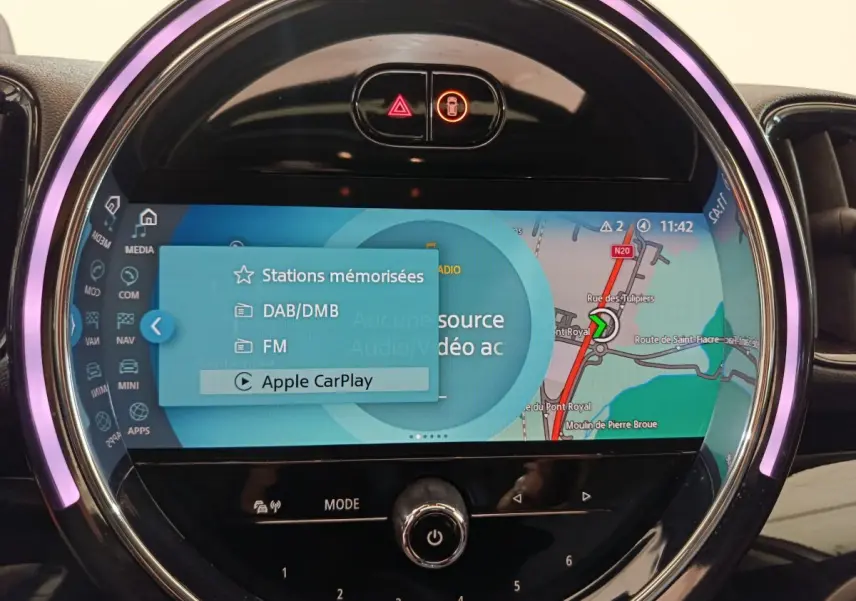Écran tactile central du MINI Countryman Cooper SE 2021 avec navigation et interface Apple CarPlay, éclairage LED circulaire violet.