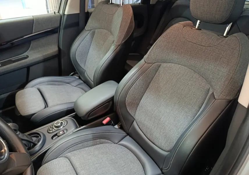 Vue intérieure rapprochée des sièges avant en tissu gris et cuir noir du MINI Countryman Cooper SE 2021.