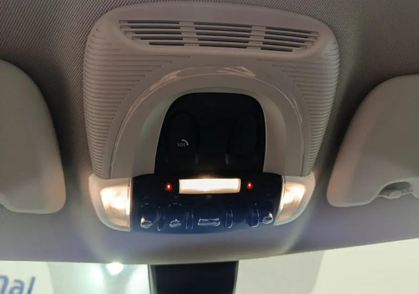 Vue en contre-plongée du plafonnier blanc avec commandes et éclairage intérieur du MINI Countryman hybride rechargeable.