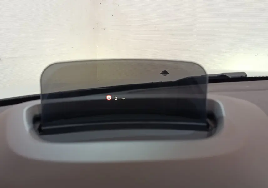 Affichage tête haute avec limitation de vitesse sur tableau de bord gris clair d'une MINI Countryman blanche hybride rechargeable.