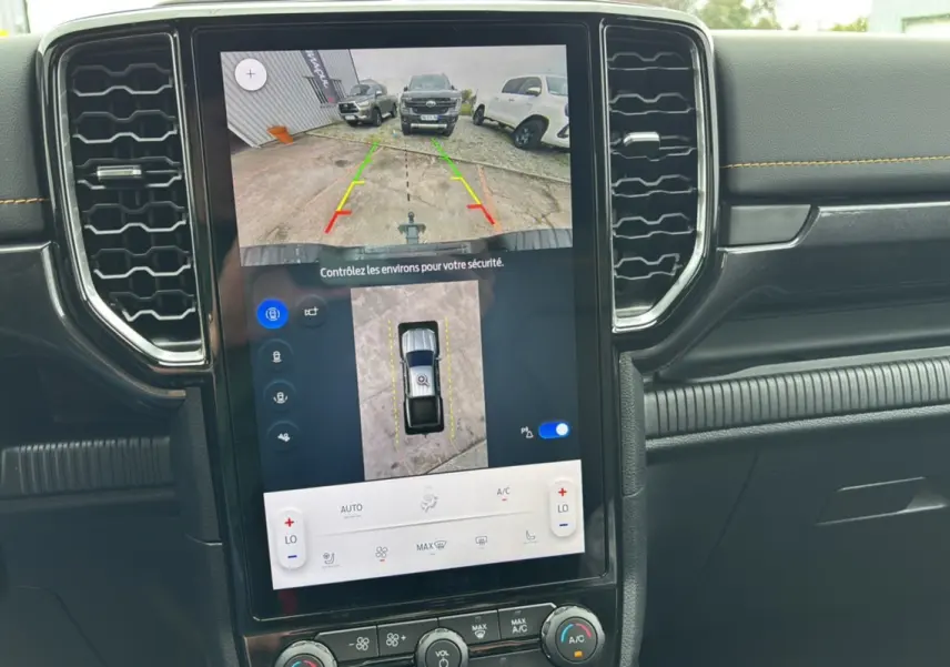 Vue intérieure centrée sur l'écran tactile affichant la caméra 360° du Ford Ranger Wildtrak Plus noir agate.