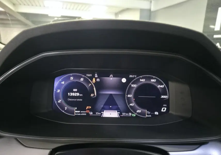 Combiné d'instruments digital de la CUPRA Leon 1.5 e-Hybrid 2024 affichant 13 929 km et informations de conduite.