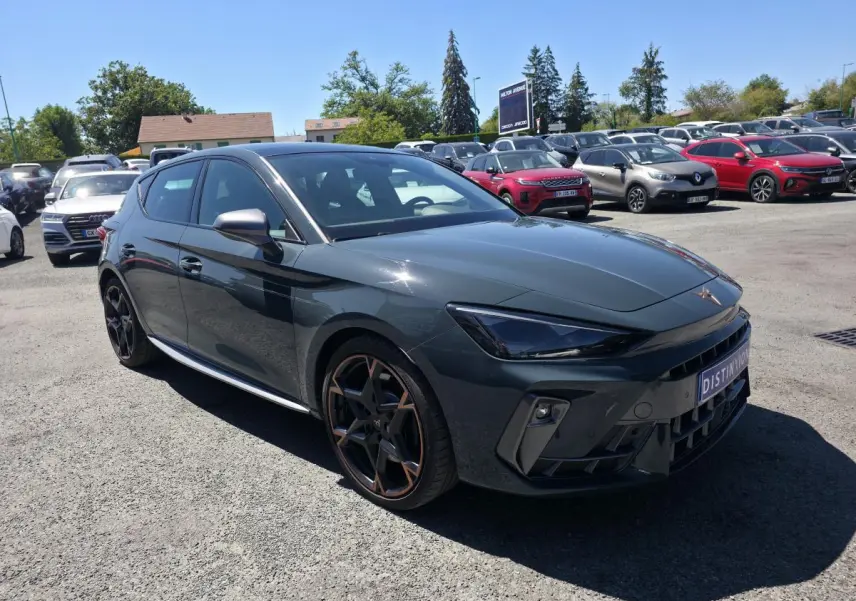 Vue 3/4 avant droite d'une CUPRA Leon 1.5 e-Hybrid 2024 bleu Fjord avec jantes alliage 19'' cuivrées et toit panoramique.