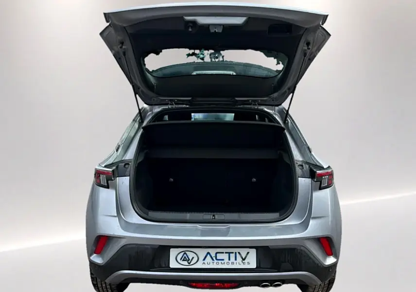 Vue arrière d'un Opel Mokka gris 2025 avec coffre ouvert et feux arrière à LED visibles.