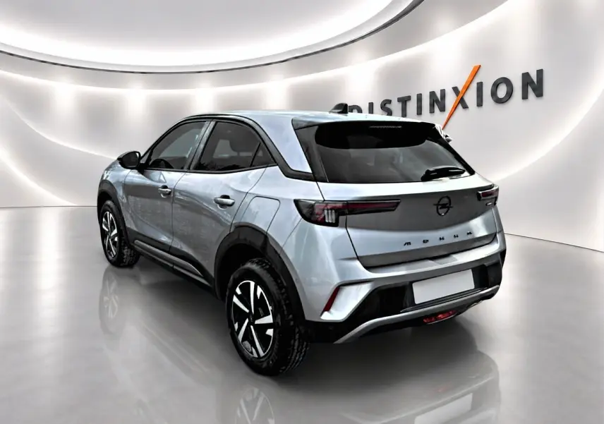 Opel Mokka gris en 3/4 arrière droit, avec feux arrière LED et jantes noires à motifs argentés.