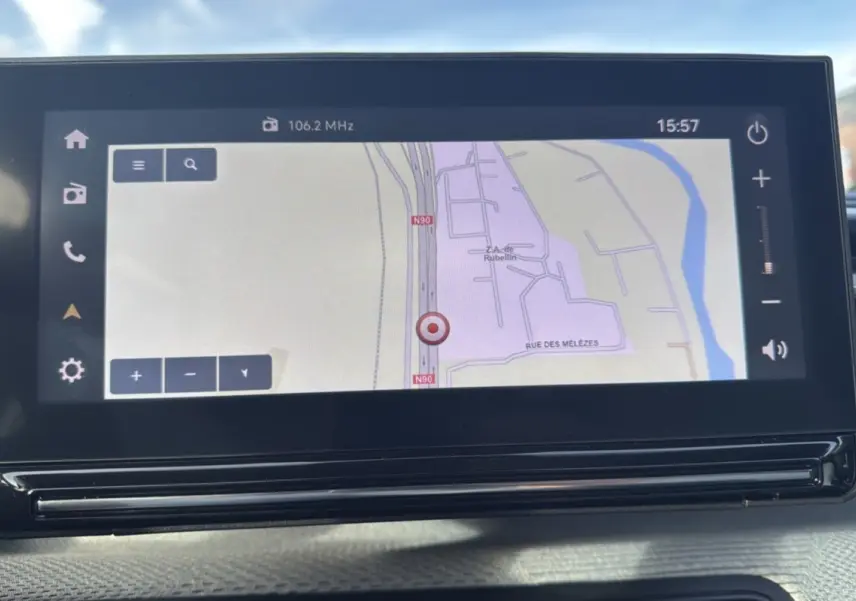 Écran tactile 10,25 pouces affichant la navigation GPS dans l'habitacle du Citroën C3 Aircross gris mercury toit noir.