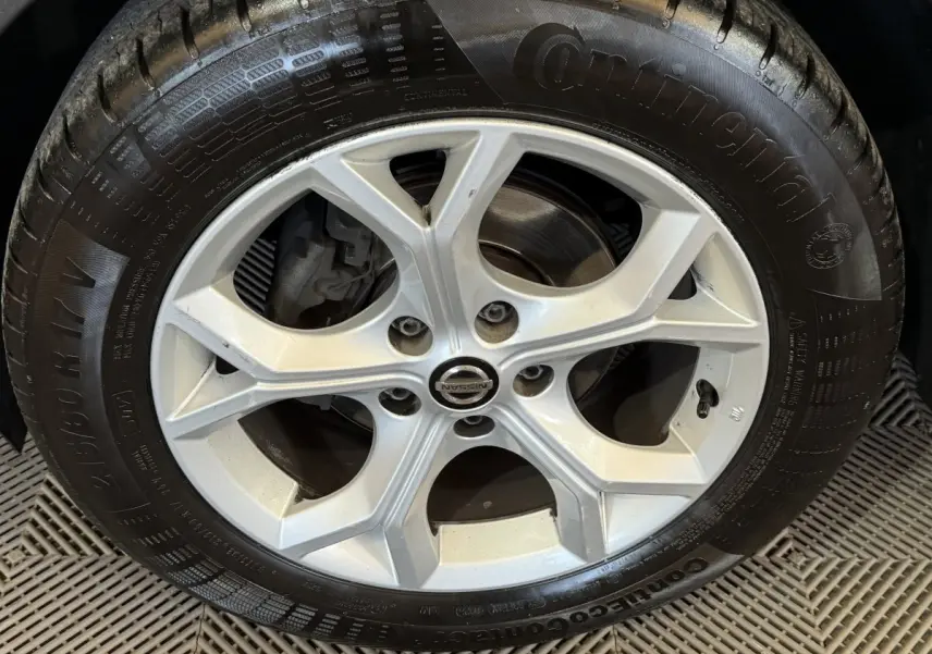 Vue avant d'un Nissan Juke gris clair 2021 avec jantes alliage et phares LED ellipsoïdaux visibles.