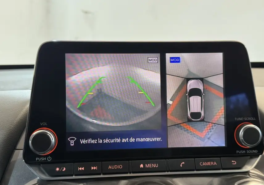 Écran tactile du Nissan Juke Tekna 2021 montrant la caméra 360° d'aide au stationnement en vue arrière et vue du dessus.