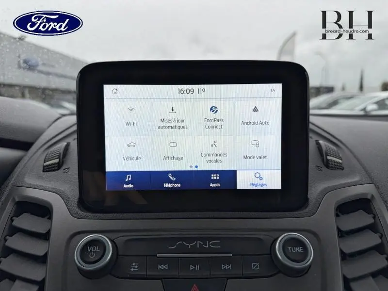 Écran tactile SYNC 3 du Ford Transit Connect blanc glacier, vue frontale du tableau de bord avec commandes audio.