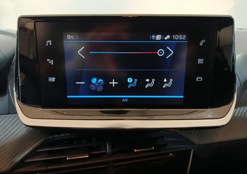 Écran tactile central de la Peugeot 208 noir affichant les réglages de la climatisation en gros plan.