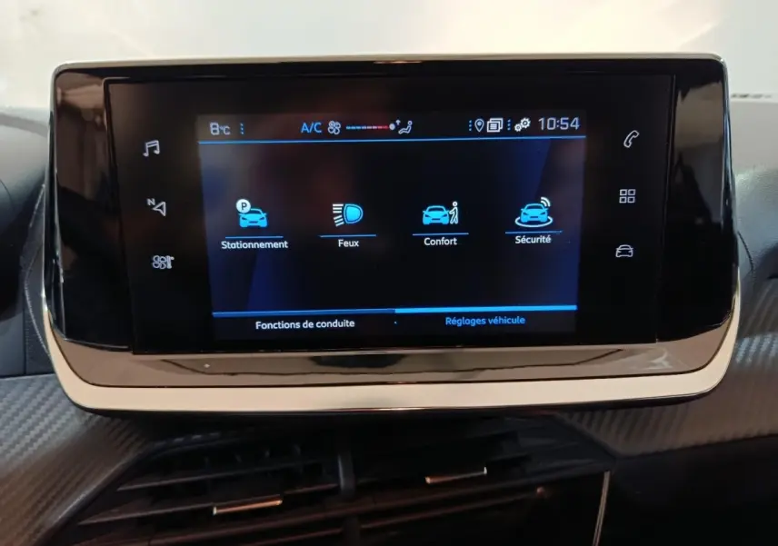 Écran tactile central du tableau de bord de la Peugeot 208 noire, affichant les réglages de conduite et sécurité.