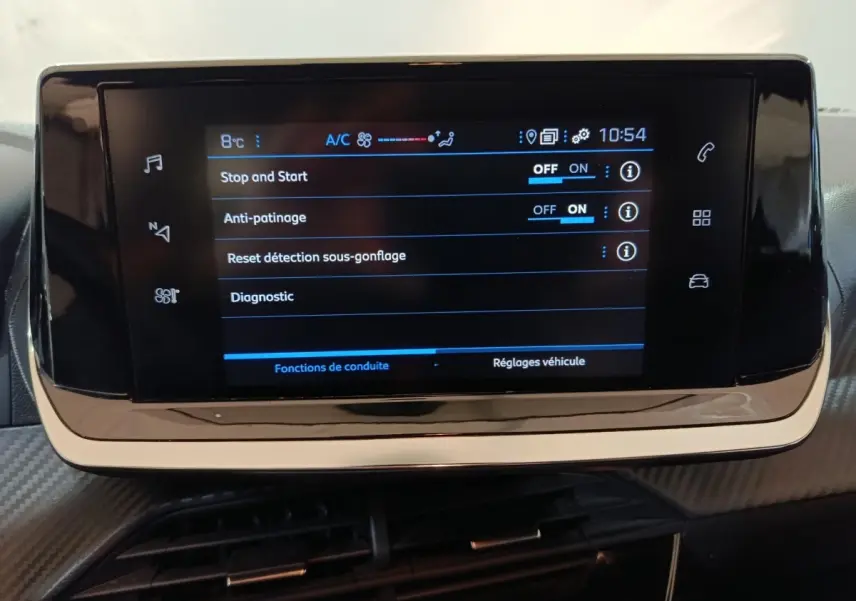 Écran tactile central affichant les réglages de conduite sur Peugeot 208 noir, vue intérieure frontale.