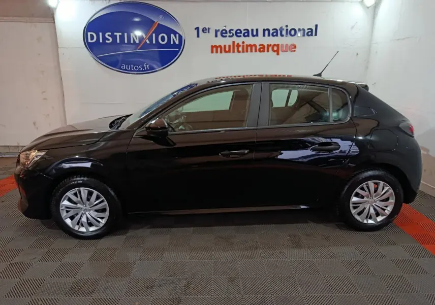 Vue latérale droite d'une Peugeot 208 noire 2022, compacte et brillante, stationnée en intérieur sur sol damier.