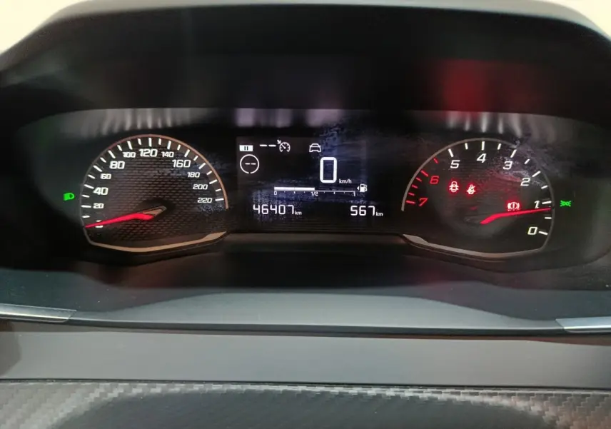 Vue rapprochée du tableau de bord numérique de la Peugeot 208 1.2 PT 75 S&S Premium avec affichage digital et compteurs analogiques.