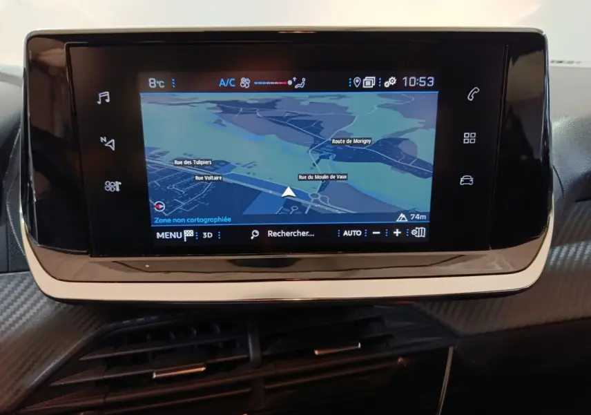 Écran tactile central affichant la navigation dans l’habitacle noir d’une Peugeot 208 1.2 PT 75 S&S Premium.