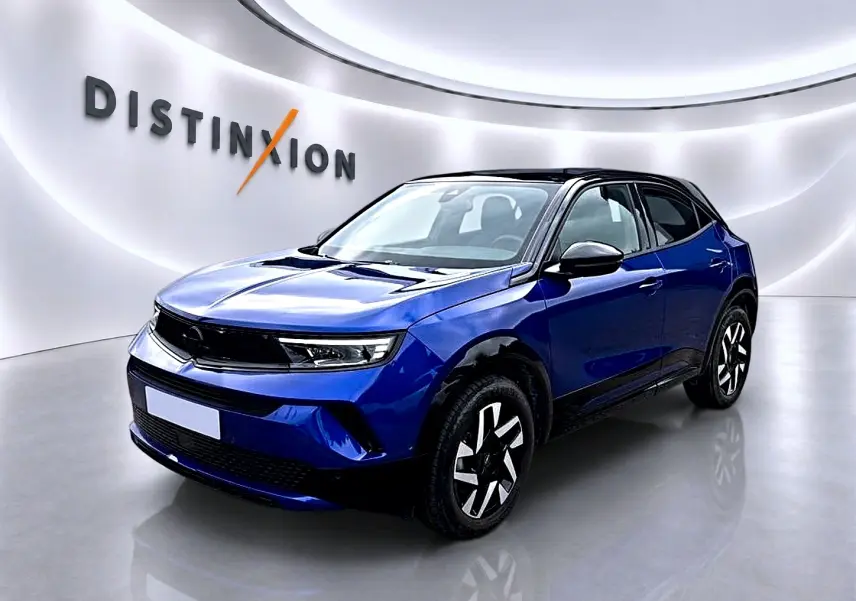 Opel Mokka 1.2 turbo bleu en 3/4 avant droit, toit noir et jantes au design moderne dans un studio lumineux.