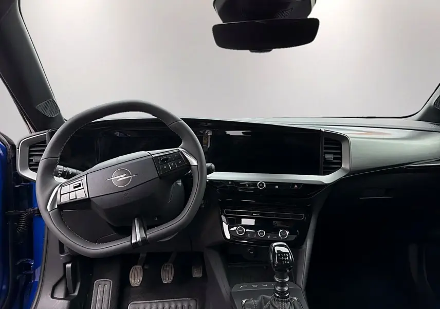 Intérieur de l’Opel Mokka 1.2 turbo 136 édition 2025, vue de face sur le volant cuir et la console centrale noire.