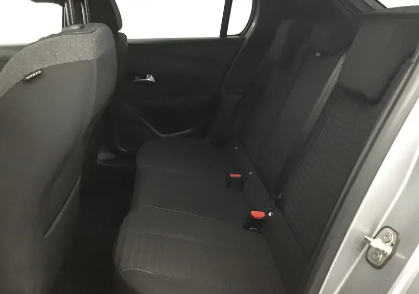 Vue intérieure côté droit des sièges arrière noirs d'une Peugeot 208 1.2 PureTech 100 Style Gris Artense 2022.