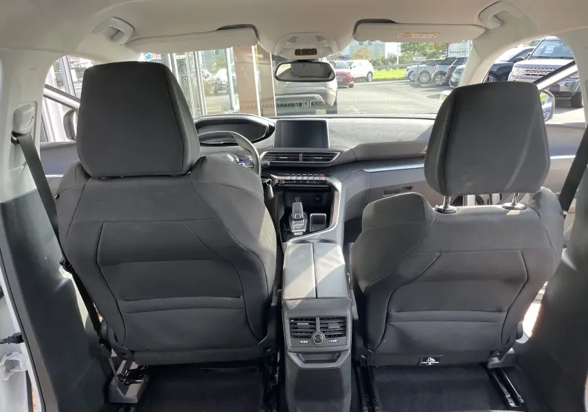 Vue intérieure arrière du Peugeot 3008 blanc 2018, mettant en valeur les sièges avant noirs et la console centrale moderne.