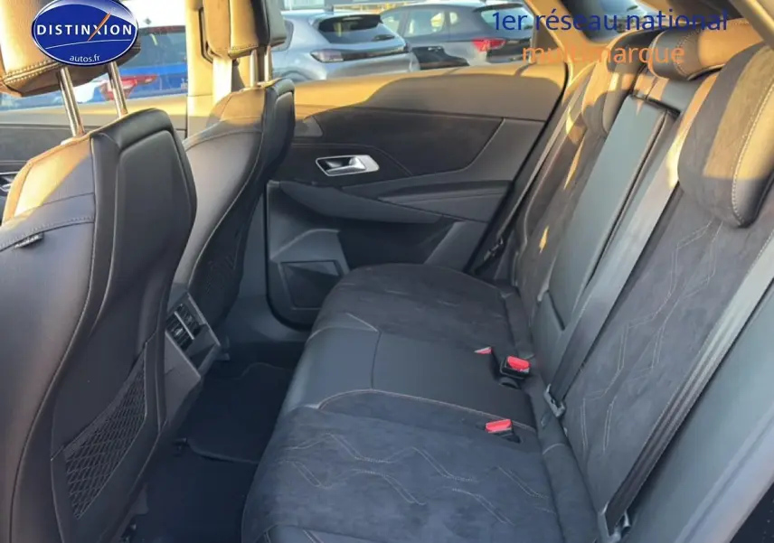 Vue latérale droite de l’intérieur arrière noir du DS7 1.5 BlueHDi 130 Performance Line avec sièges en cuir et alcantara.