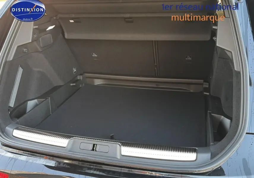 Coffre ouvert en noir du DS7 1.5 BlueHDi 130 Performance Line, vue arrière montrant l'espace de chargement.