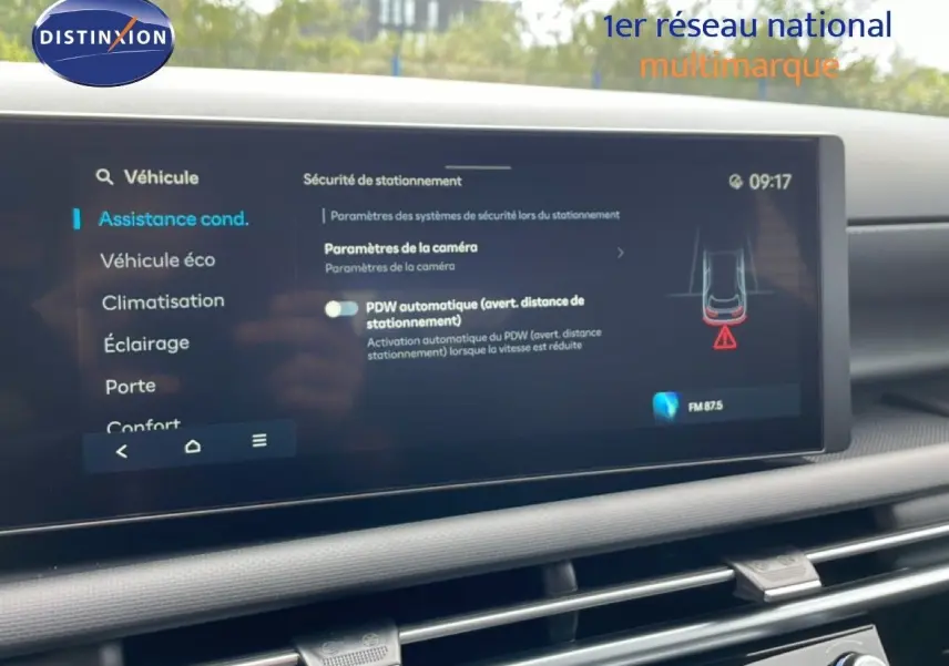 Écran tactile intérieur du Hyundai Tucson blanc Atlas 2026 montrant les paramètres d'assistance à la conduite.