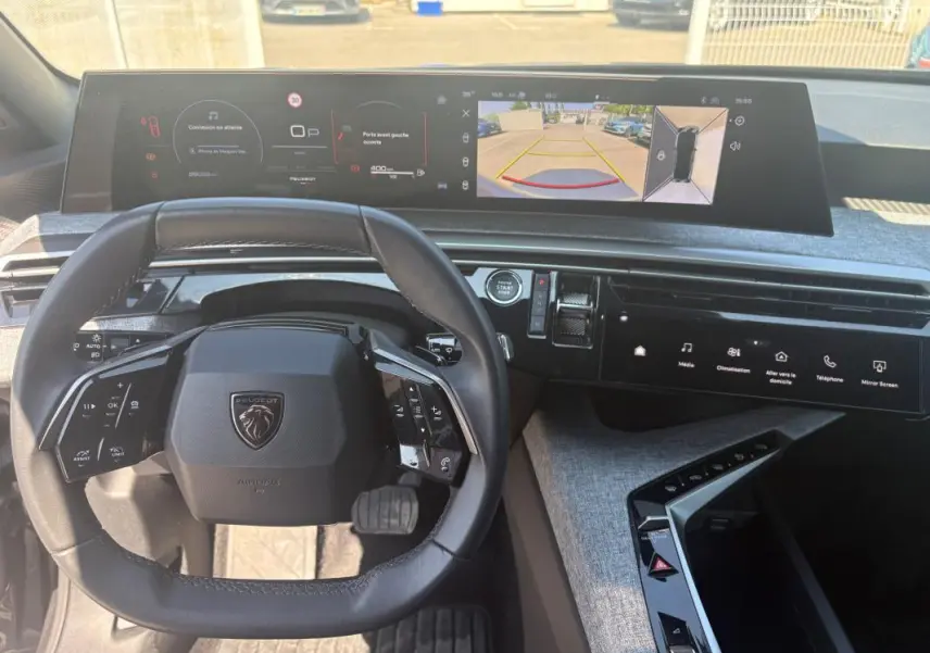 Vue intérieure du tableau de bord du Peugeot 3008 Hybrid 145 e-DCS6 Allure 2025, avec volant compact et écran numérique large.