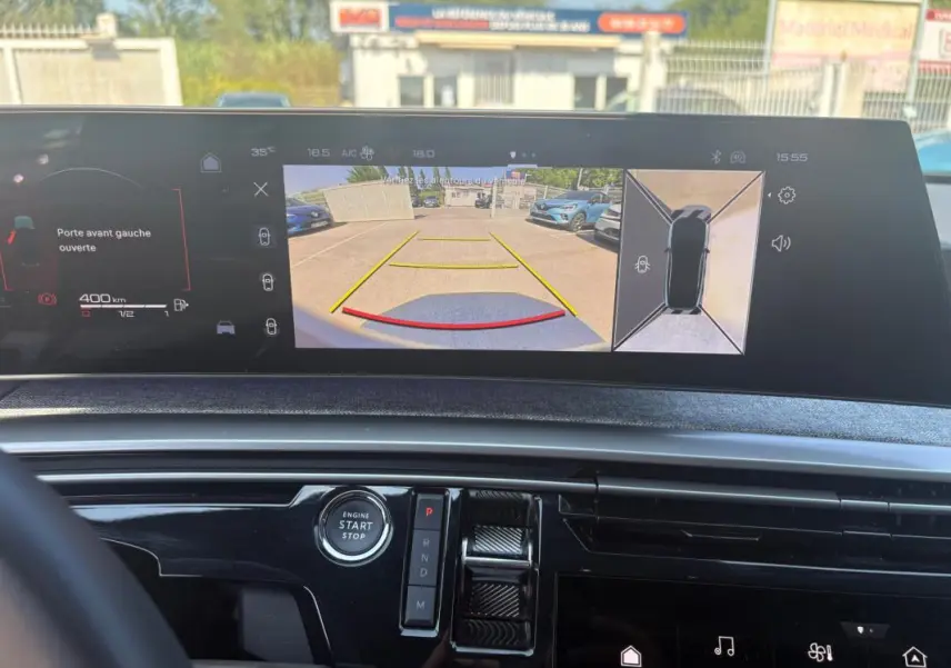 Vue intérieure du tableau de bord du Peugeot 3008 Hybrid gris 2025, écran affichant la caméra de recul et les alertes portes ouvertes.