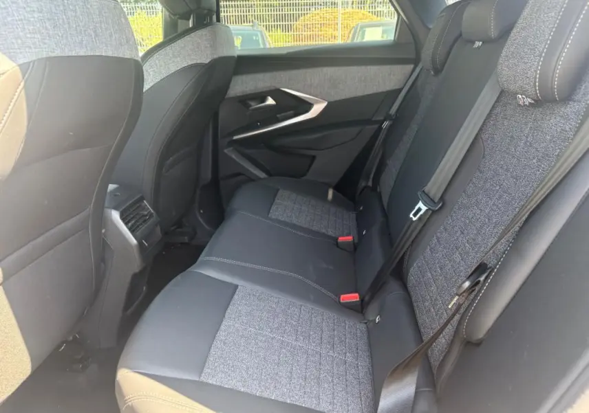 Vue intérieure côté droit des sièges arrière gris mêlant tissu et cuir du Peugeot 3008 Hybrid 145 e-DCS6 Allure 2025.