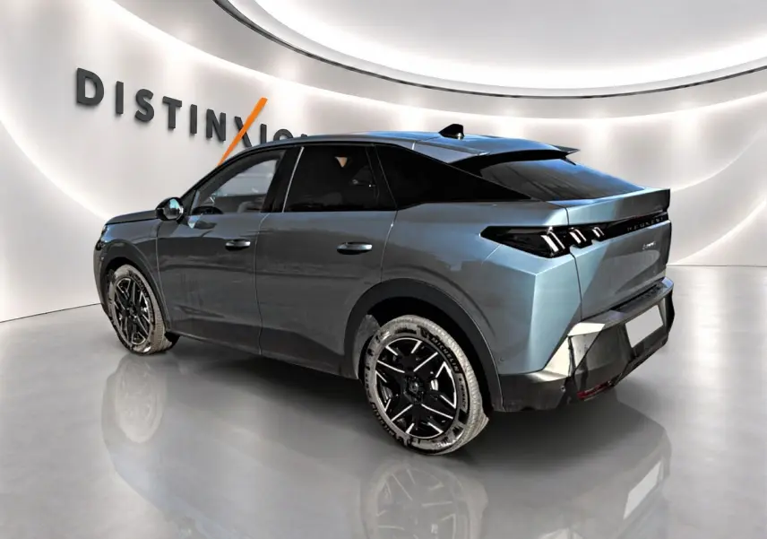 Vue 3/4 arrière droite du Peugeot 3008 1.2 hybrid 145 allure e-dcs6 bleu Ingara avec jantes alu noires et toit noir.