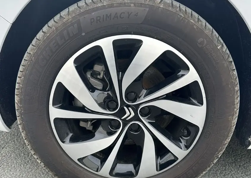 Gros plan sur la jante aluminium 17 pouces bicolore noire et argent du Citroën Jumpy van blanc électrique.