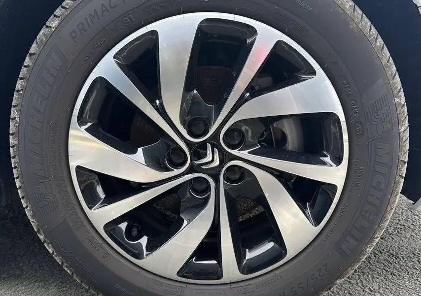 Gros plan sur la jante aluminium 17 pouces bicolore avec logo Citroën, montée sur un van blanc Citroën Jumpy électrique.