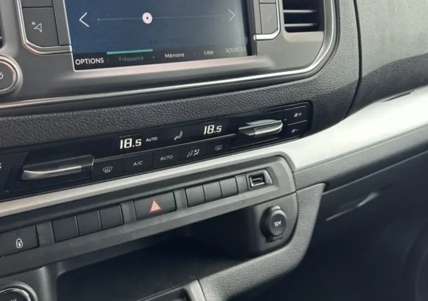 Tableau de bord du Citroën Jumpy van électrique, vue intérieure côté passager avec écran tactile et commandes climatisation.