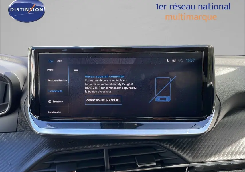 Vue rapprochée de l'écran tactile central du Peugeot 2008 gris Artense Metal, affichant le menu de connectivité.