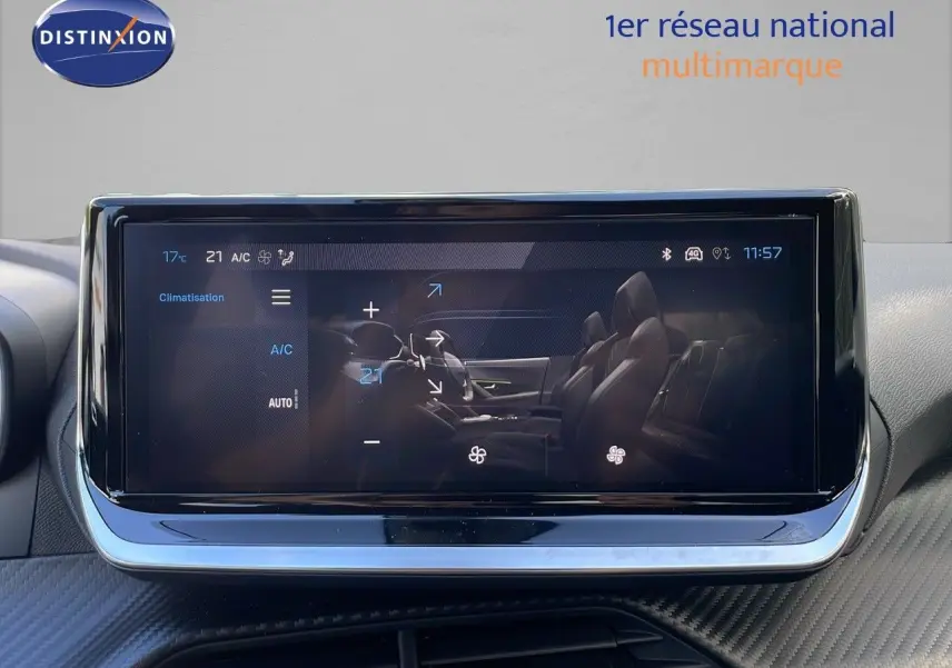 Écran tactile central du Peugeot 2008 2025 affichant la climatisation et la configuration intérieure en reflet.