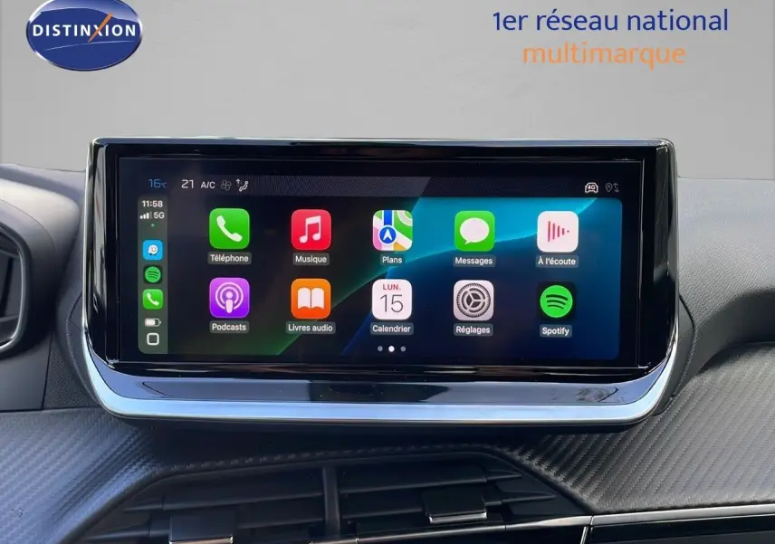 Écran tactile central affichant les applications multimédia dans l'habitacle d'une Peugeot 2008 gris Artense 2025.