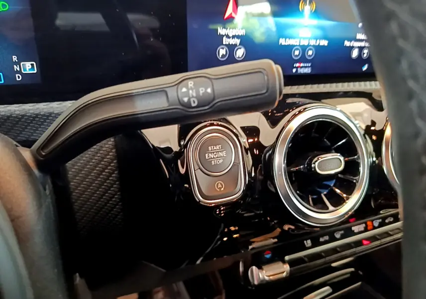 Détail intérieur du tableau de bord d'une Mercedes Classe A 180 d 2020, avec bouton start/stop et commande boîte auto visible.