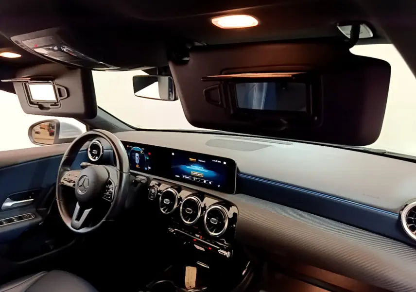 Intérieur de la Mercedes Classe A 180 d Business Line 2020 vu côté conducteur, tableau de bord moderne avec écran tactile large.